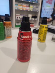 Solution Bétadine Scrub pour la douche préopératoire, conçue pour désinfecter le corps avant une intervention.