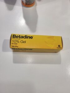 Boîte de Bétadine Gel 10% jaune, antiseptique à base de povidone iodée, utilisée pour la désinfection et la cicatrisation des plaies et blessures du quotidien.