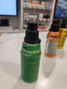 Solution antiseptique Bétadine pour les plaies de la bouche, idéale pour désinfecter et favoriser la cicatrisation des lésions buccales et des gencives.