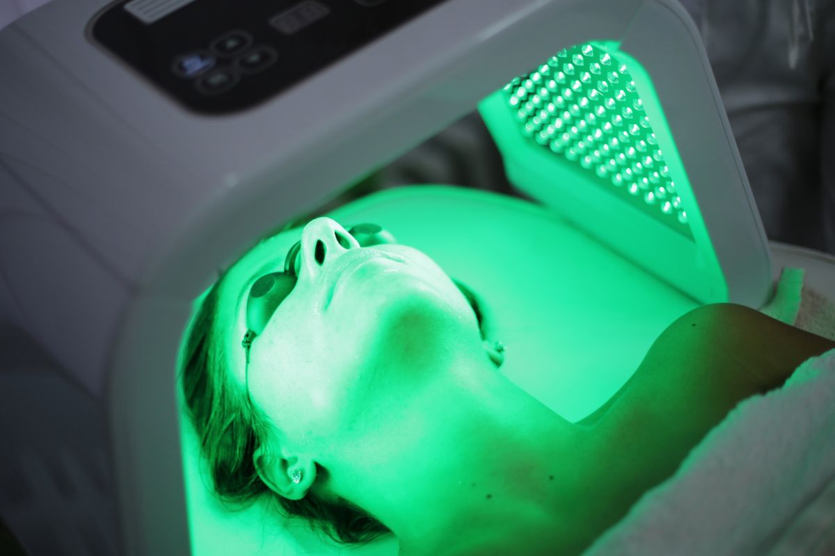 Femme bénéficiant des bienfaits de la luminothérapie sous une lumière verte apaisante.