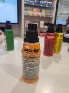 Bétadine antiseptique avec alcool : solution désinfectante efficace pour nettoyer et traiter les plaies.
