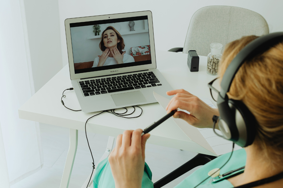 Un médecin effectuant une téléconsultation, symbolisant l'usage des technologies modernes pour des consultations médicales à distance.