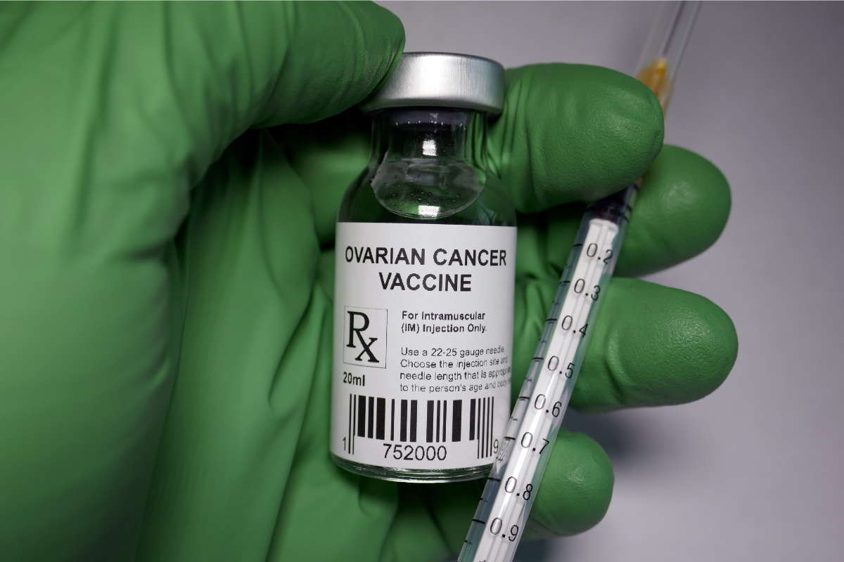 Flacon de vaccin contre le cancer de l'ovaire avec seringue, avancée médicale pour les traitements innovants."