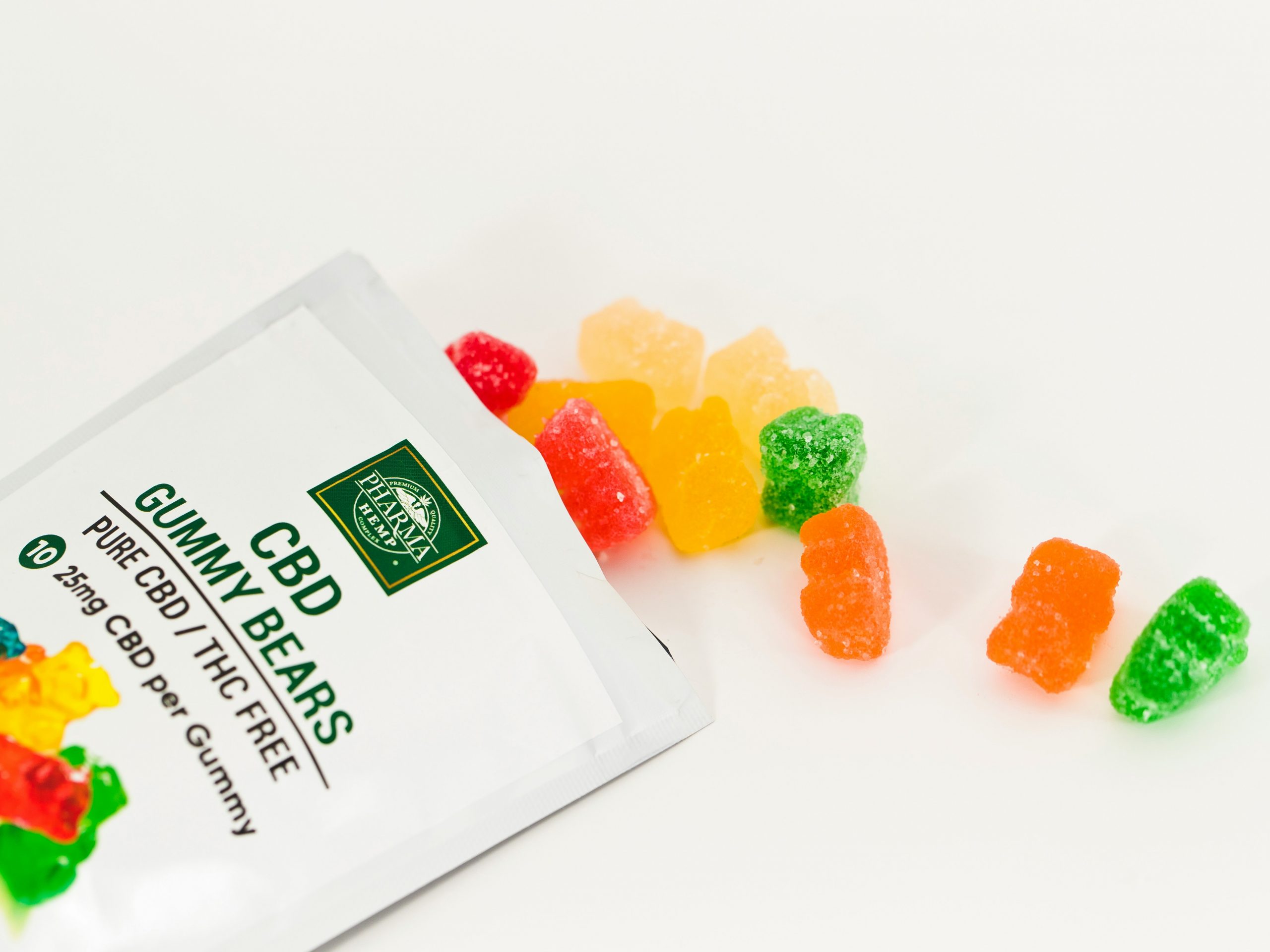 Un sachet de bonbons au CBD avec des gummies colorés, conçus pour favoriser le sommeil, soulager les douleurs et réduire l'anxiété.