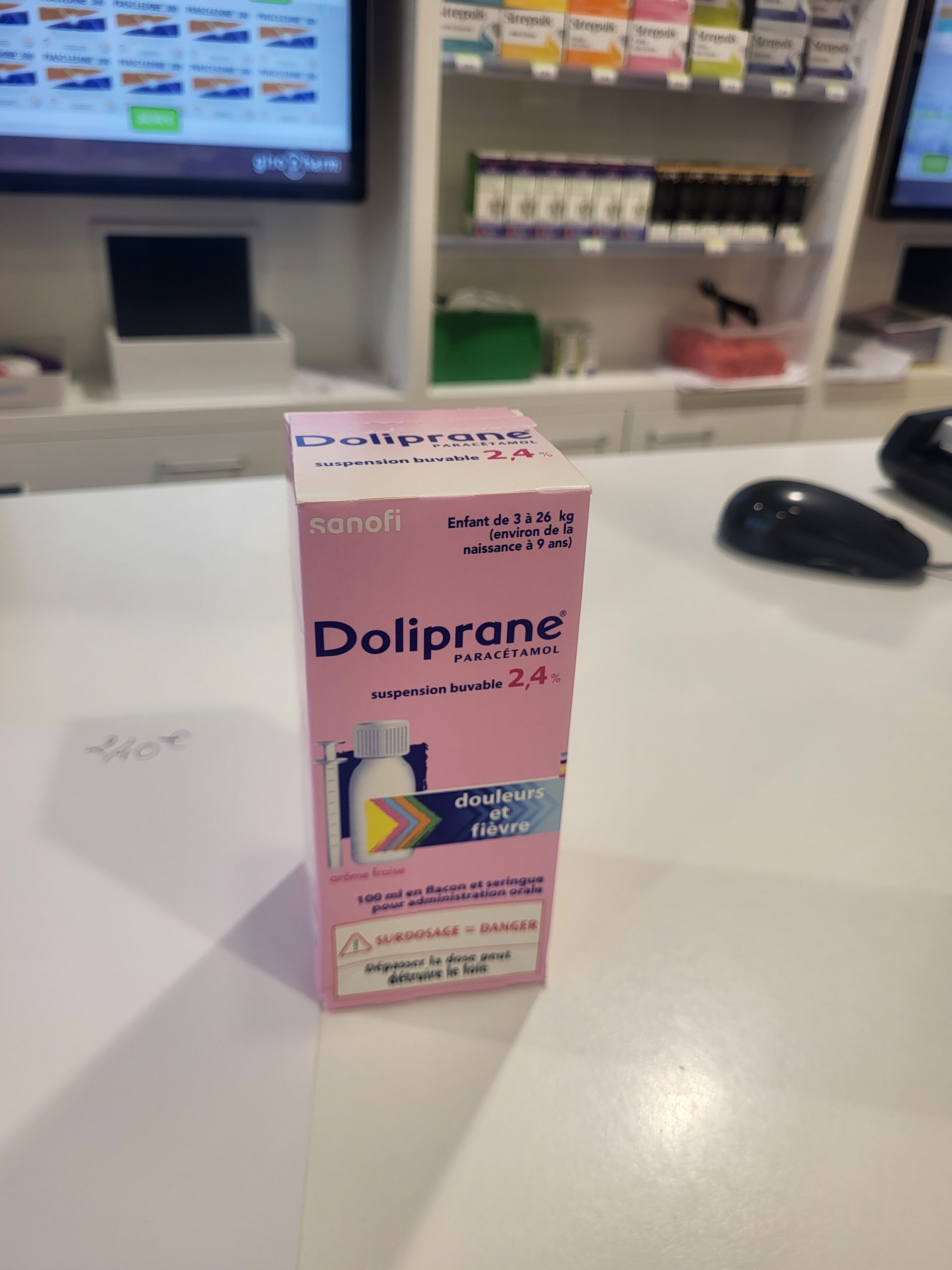Boîte de Doliprane 2,4 % pour enfants, suspension buvable, utilisée pour soulager les douleurs et la fièvre