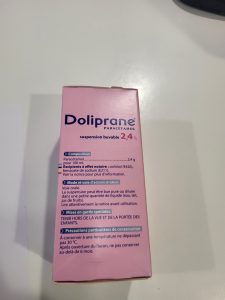 Boîte de Doliprane suspension buvable 2,4 %, utilisée pour soulager les douleurs et la fièvre, adaptée aux enfants