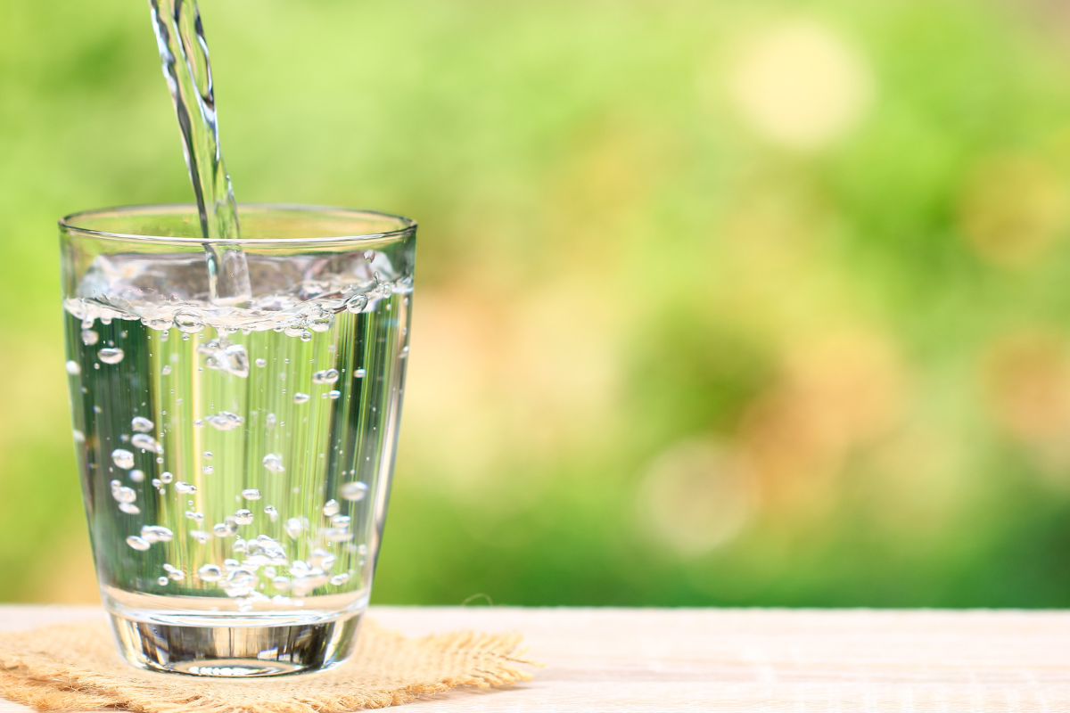 Un verre d'eau fraîche qui se remplit, illustrant son rôle dans le soulagement de la toux chronique et le bien-être général.