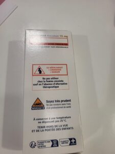 Avertissements sur une boîte de Mirtazapine Biogaran 15 mg, mentionnant les effets secondaires tels que somnolence, prudence en cas de conduite, et danger pour les femmes enceintes.