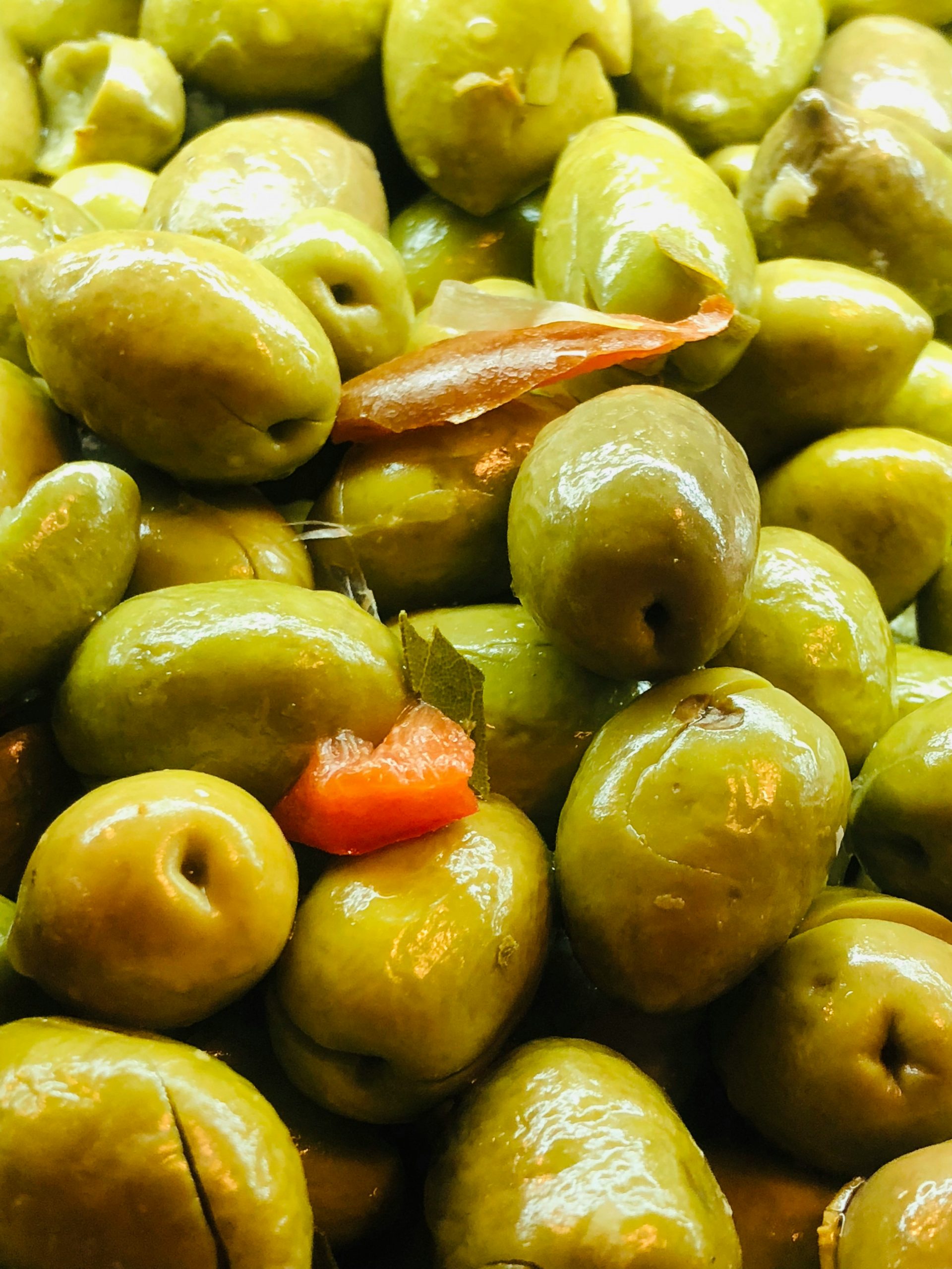 Olives vertes gorgées de nutriments, idéales pour l’huile d’olive, un ingrédient clé pour hydrater et rajeunir le visage naturellement.