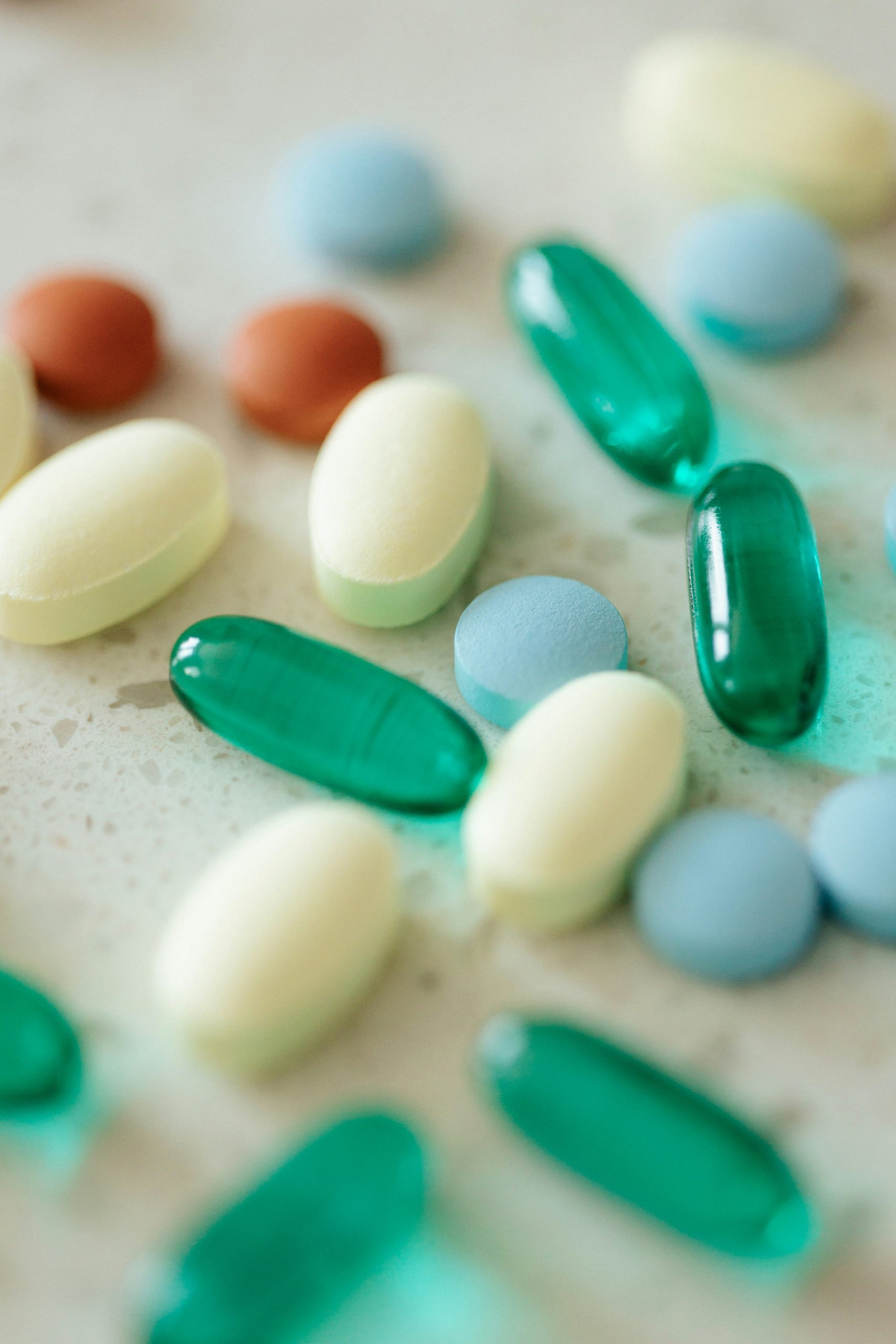 Gélules et comprimés colorés pour perte de poids et compléments alimentaires.