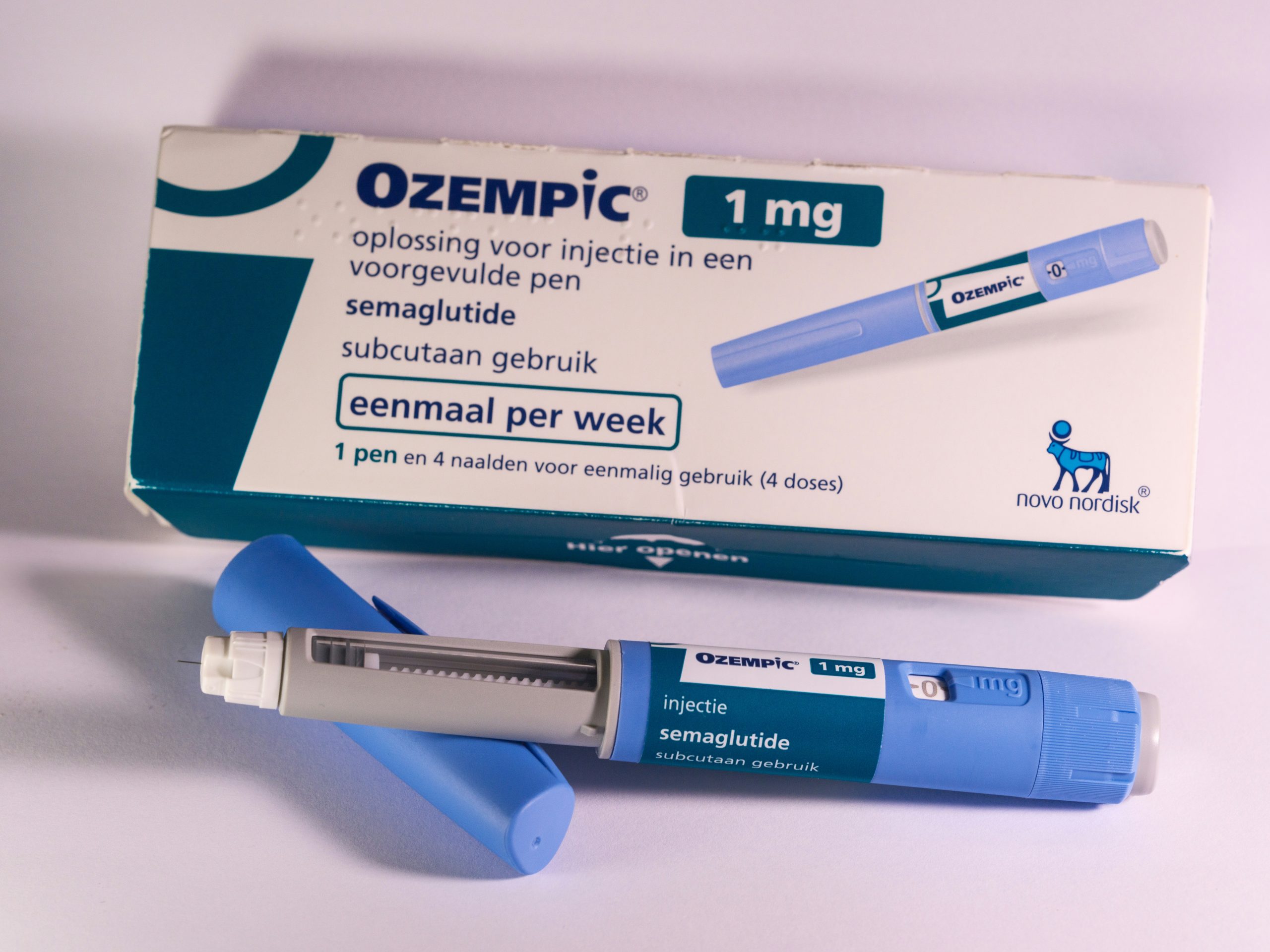 Stylo injecteur Ozempic pour le diabète et la perte de poids, avec mise en avant des effets secondaires et des dangers possibles.