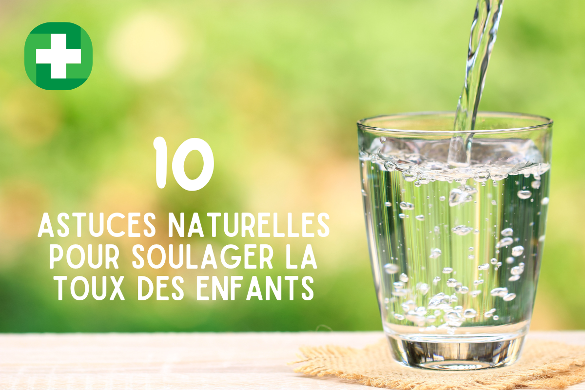 Un verre d'eau représentant un remède naturel contre la toux chez les enfants, accompagné de 10 astuces simples et efficaces.
