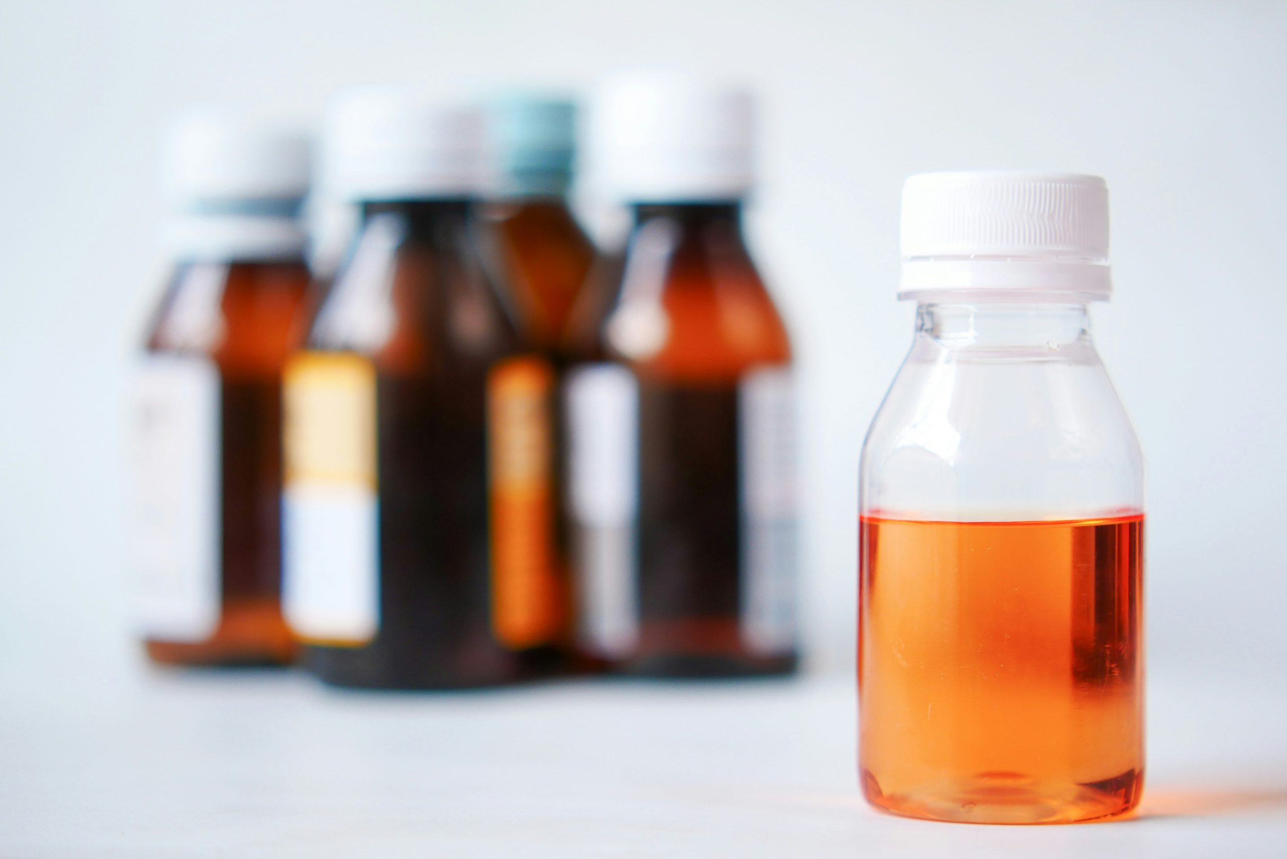 Un flacon de sirop pour la toux nocturne, conçu pour apaiser les irritations et favoriser un sommeil paisible.