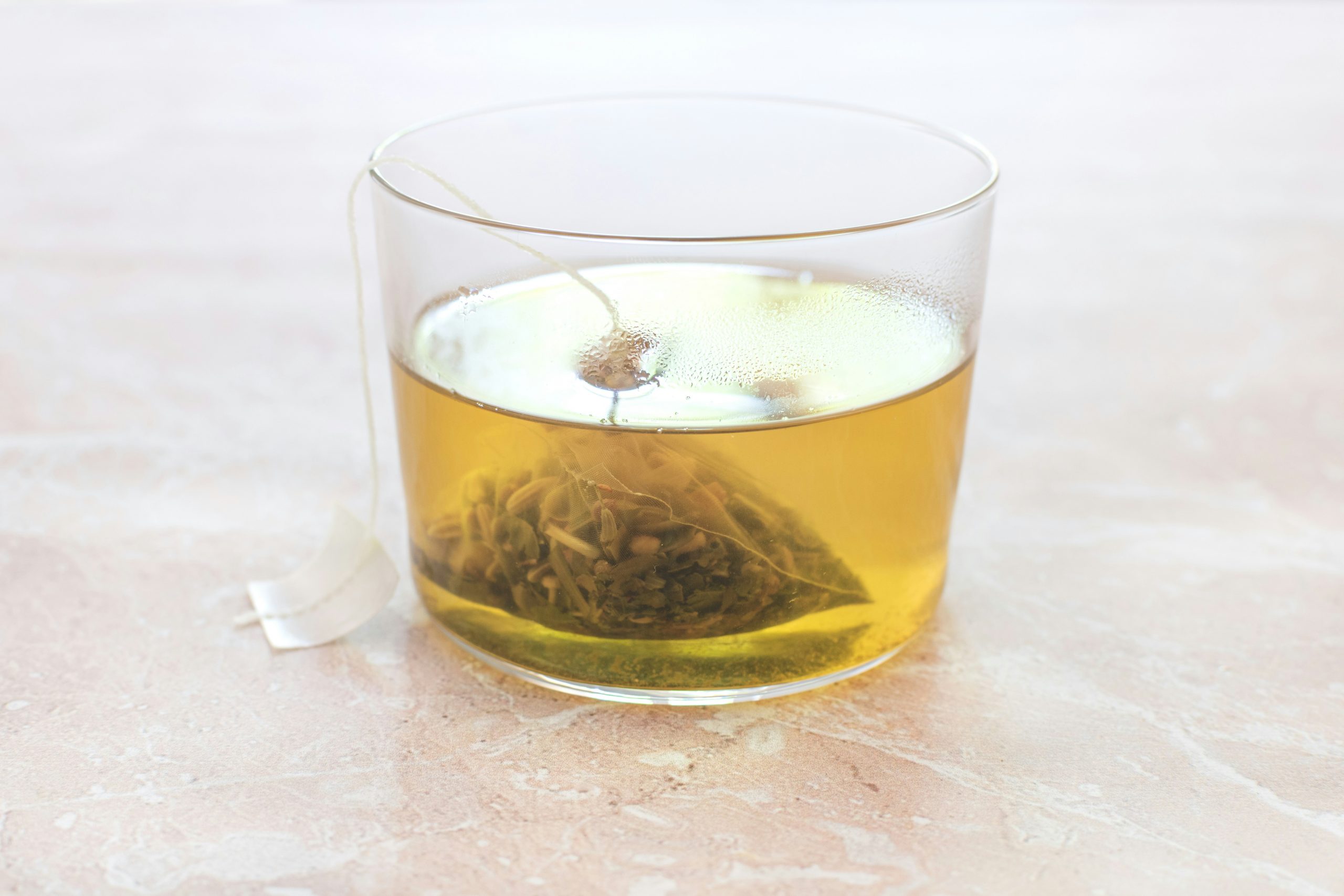 Un verre de tisane pour dormir, infusée avec des plantes naturelles, idéale pour favoriser la détente et un sommeil paisible.