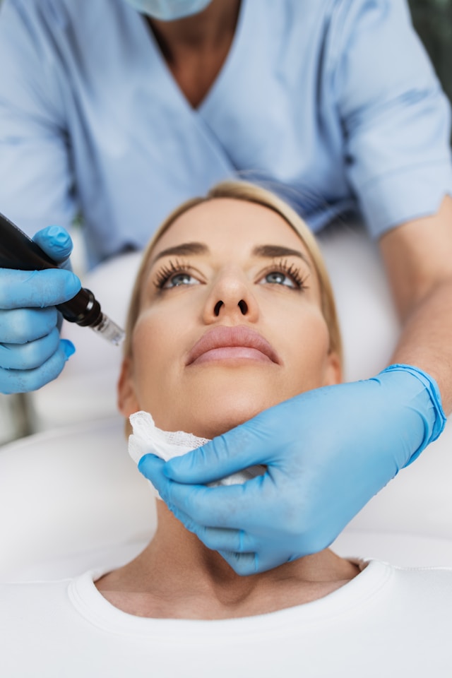 Femme recevant un traitement de microneedling à radiofréquence en clinique pour raffermir la peau et stimuler le collagène