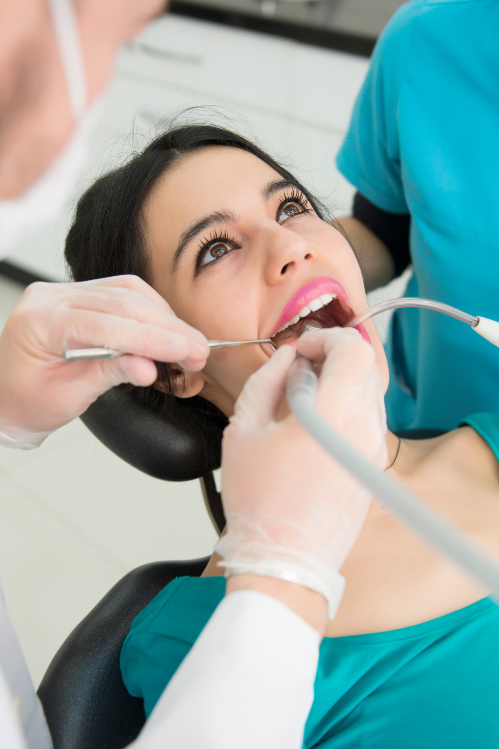 Soin dentaire réalisé par un professionnel au cabinet Dental Beaulieu.