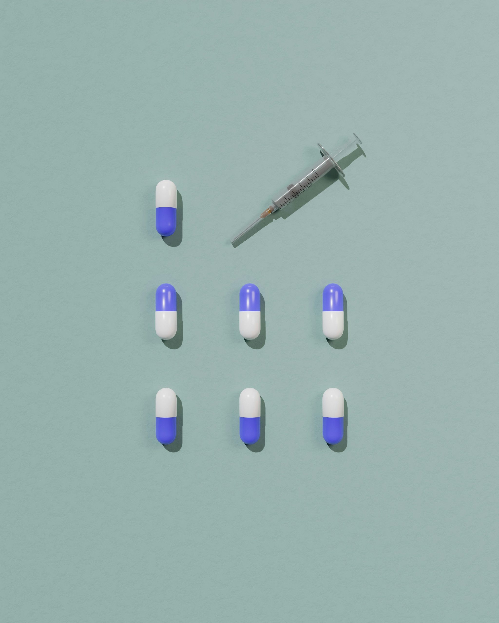 Capsules bleues et seringue, illustration des options thérapeutiques pour la myasthénie grave.
